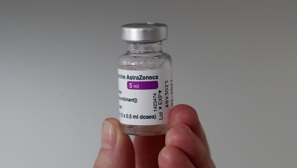 Флакон с вакциной от коронавируса фирмы AstraZeneca - Sputnik Литва