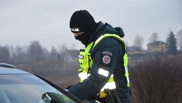 Литовский полицейский проверяет документы - Sputnik Lietuva