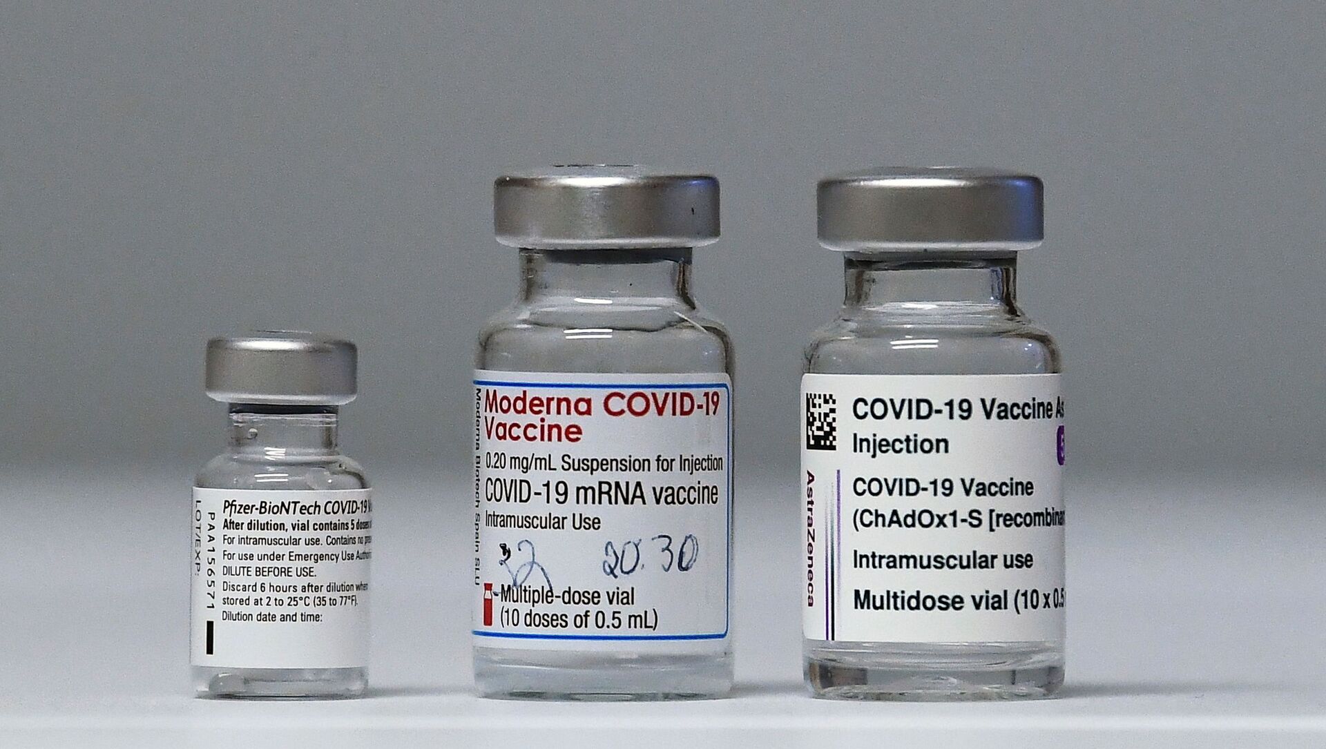 Флаконы вакцины против коронавируса (COVID-19) от Pfizer-BioNTech, Moderna и AstraZeneca - Sputnik Lietuva, 1920, 24.02.2021