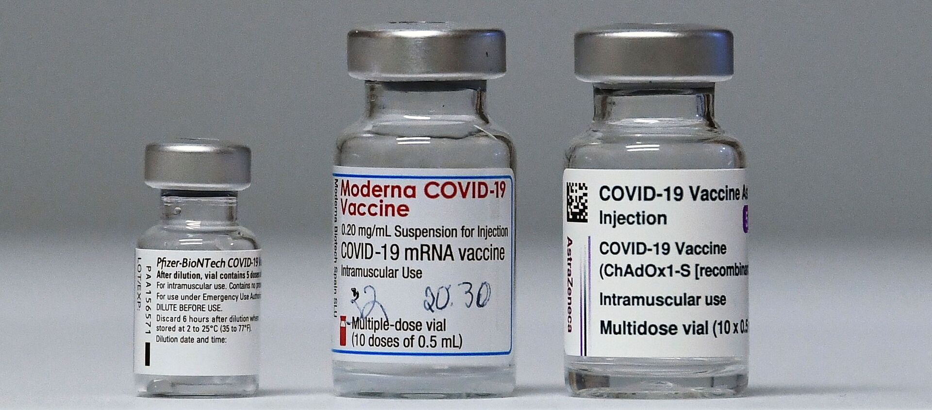 Флаконы вакцины против коронавируса (COVID-19) от Pfizer-BioNTech, Moderna и AstraZeneca - Sputnik Литва, 1920, 03.03.2021