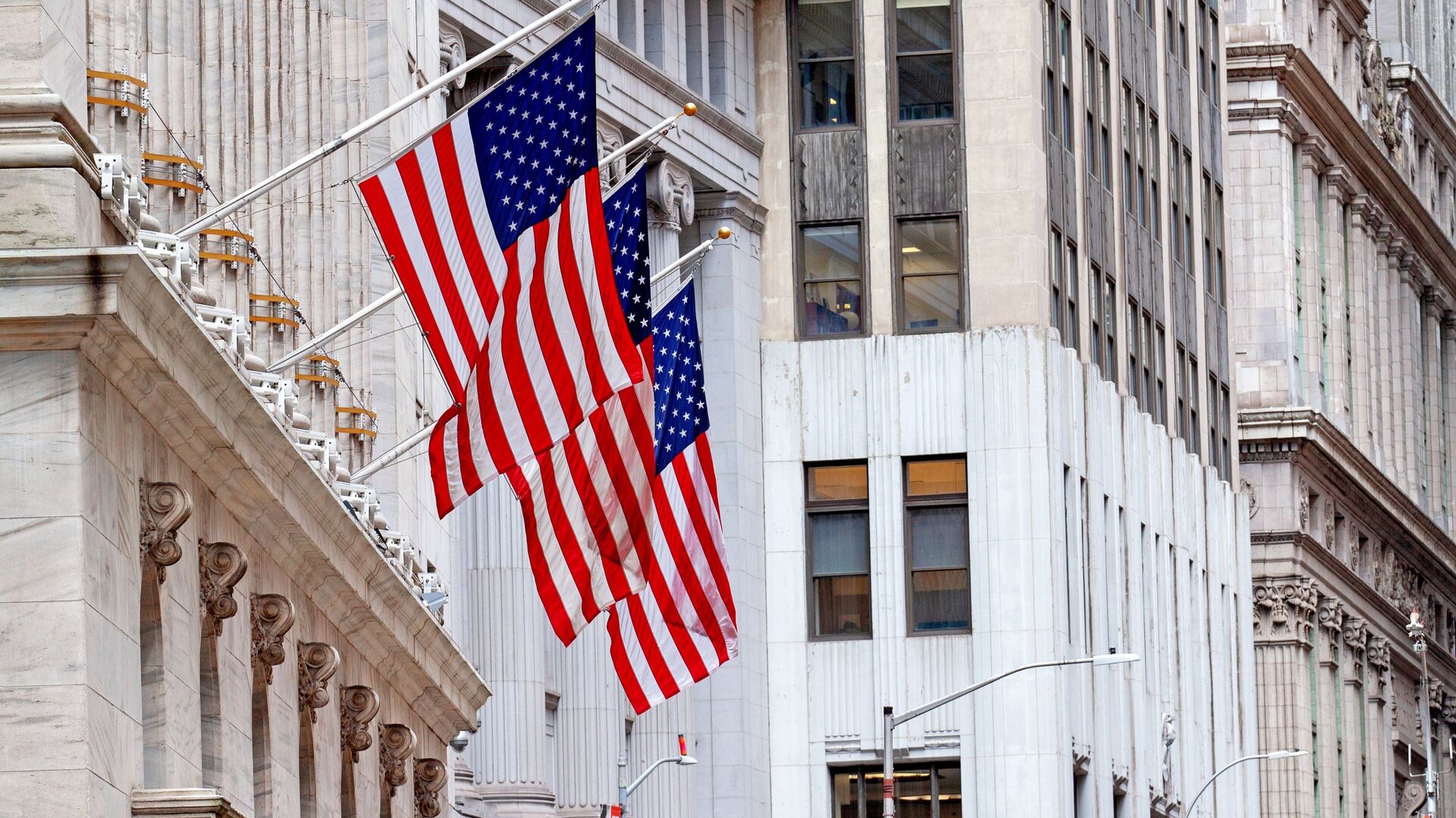 Государственный флаг США на здании Нью-Йоркской фондовой биржи, архивное фото - Sputnik Литва, 1920, 13.03.2021