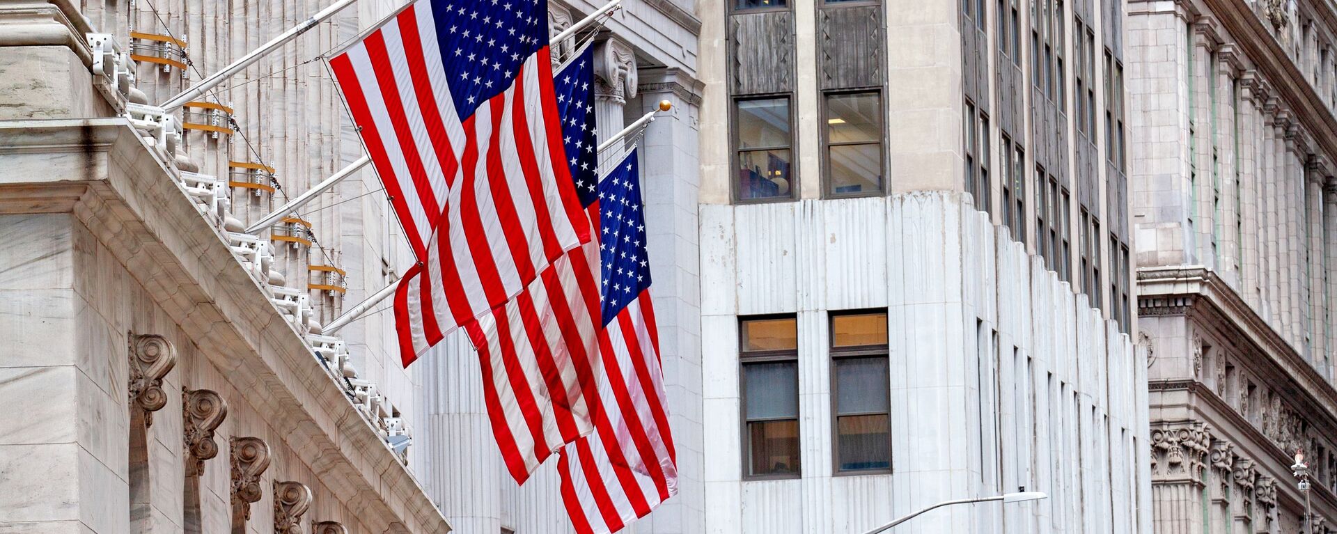 JAV vėliava ant Niujorko vertybinių popierių biržos pastato - Sputnik Lietuva, 1920, 15.03.2022