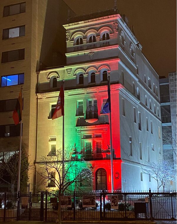 Историческое здание посольства Литвы в Вашингтоне подсвечено в цвета триколора  - Sputnik Lietuva