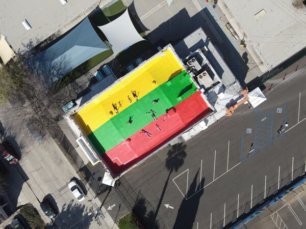 В Лос-Анджелесе в цвета литовского флага окрашена крыша здания прихода литовских католиков  - Sputnik Lietuva