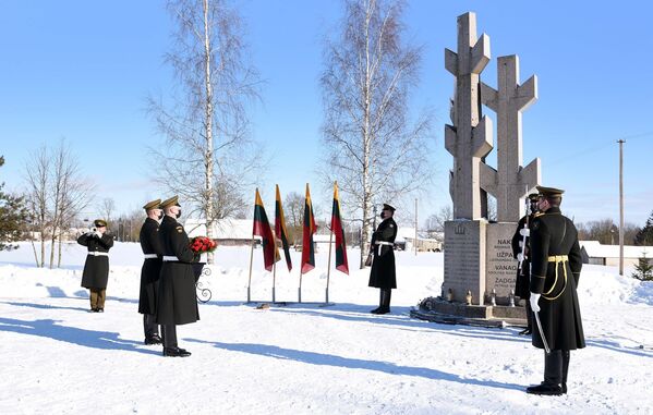 Министерство обороны Литвы возложило цветы к мемориалу литовских партизанов в Радвилишском районе  - Sputnik Lietuva