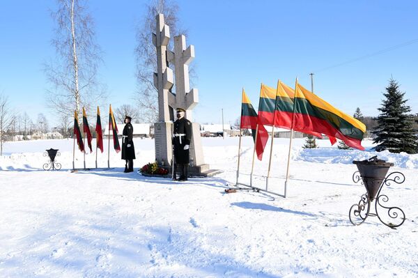 Министерство обороны Литвы возложило цветы к мемориалу литовских партизан в в Радвилишском районе  - Sputnik Литва