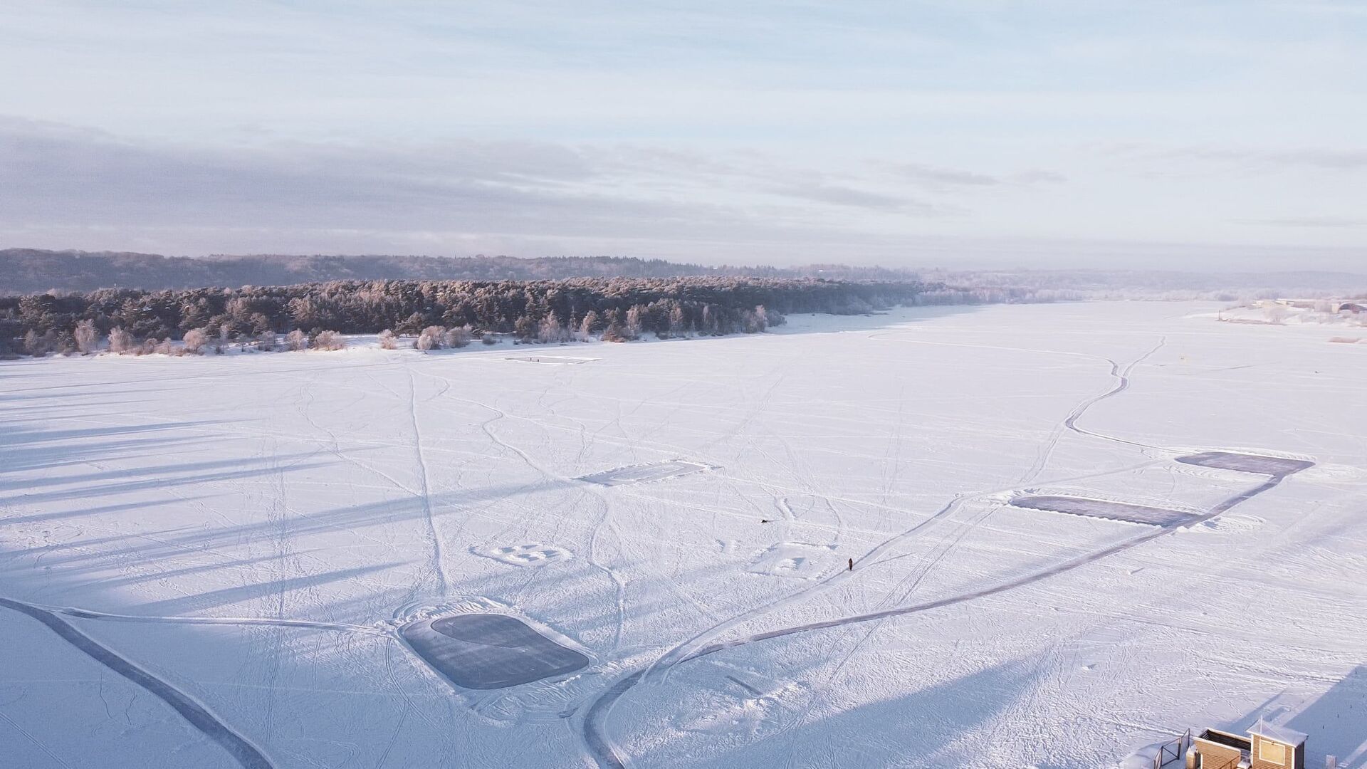 В Литве во время уборки снега на озере трактор провалился под лед - Sputnik Литва, 1920, 17.02.2021