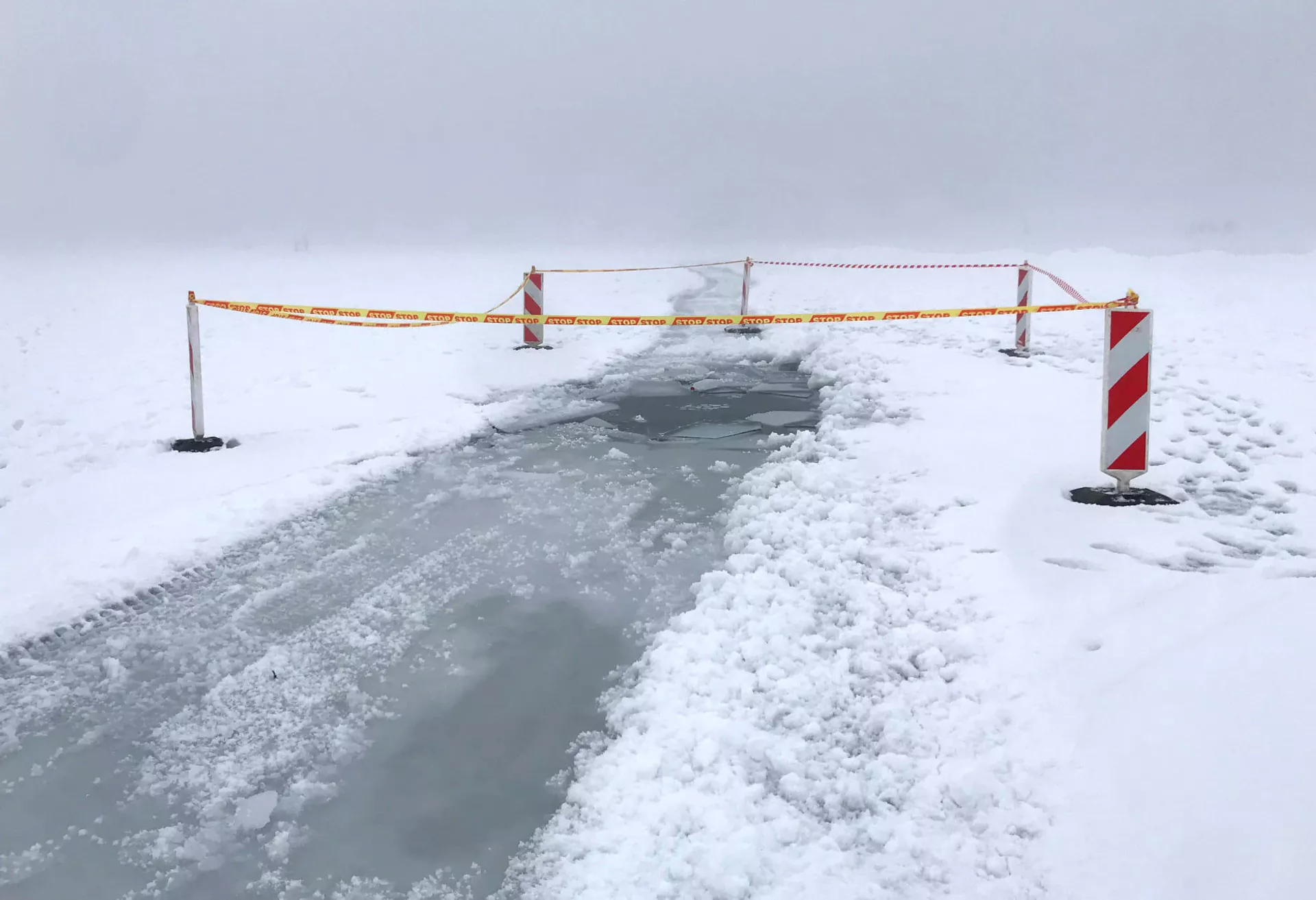 Valant ledą ant Lampėdžio ežero įlūžo ir paniro į dugną traktorius Valant ledą ant Lampėdžio ežero įlūžo ir paniro į dugną traktorius - Sputnik Lietuva, 1920, 16.02.2021