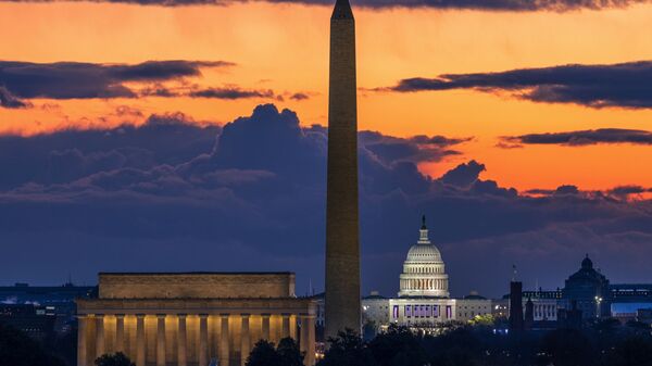 Мемориал Линкольна,  монумент Вашингтону и Капитолий США на рассвете в день инаугурации в Вашингтоне - Sputnik Lietuva