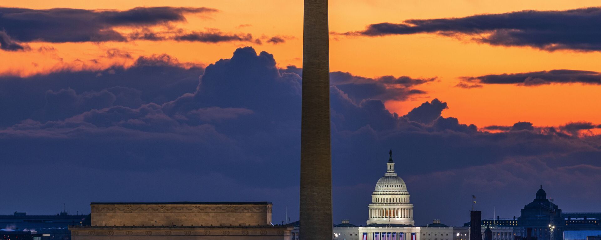 Мемориал Линкольна,  монумент Вашингтону и Капитолий США на рассвете в день инаугурации в Вашингтоне - Sputnik Lietuva, 1920, 05.03.2021