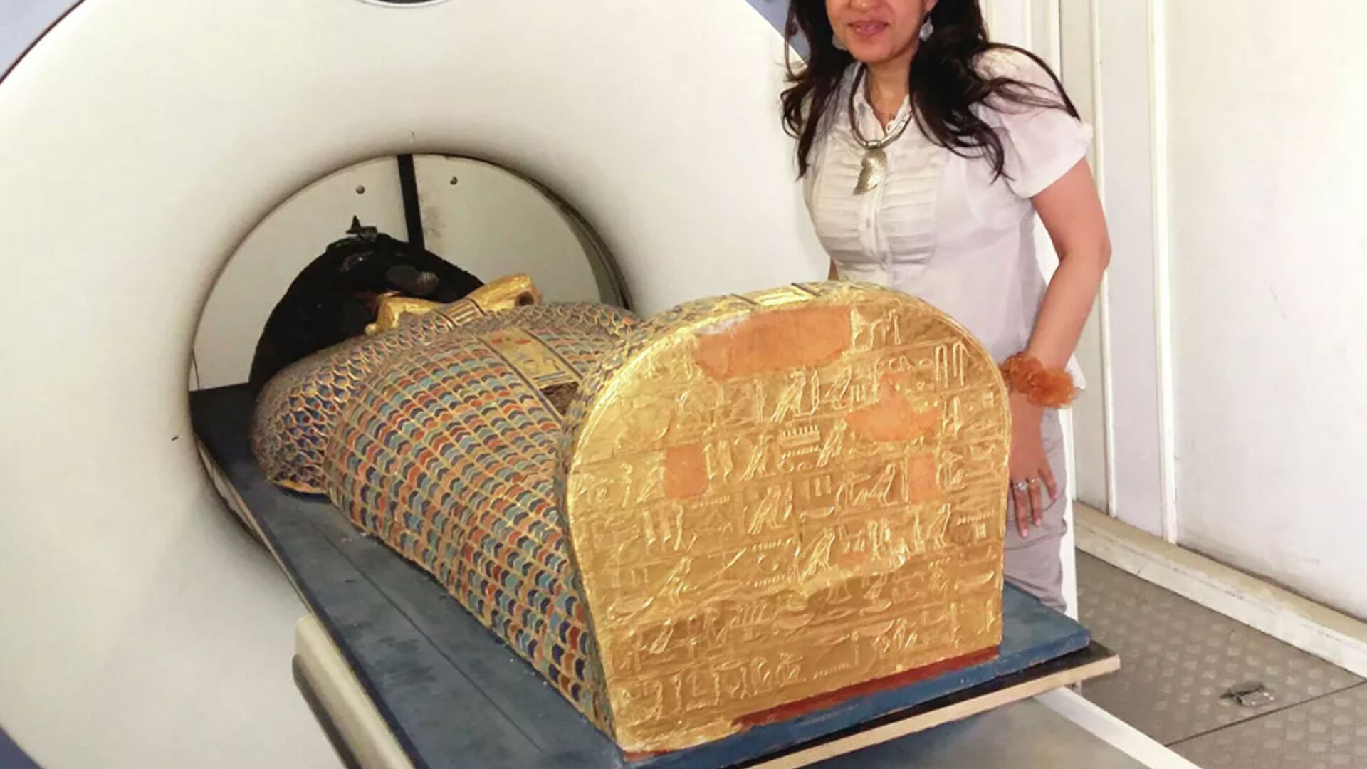 Faraono Sekenenro Taa II mumijos kompiuterinę tomografiją atlieka dr. Sahar Salim - Sputnik Lietuva, 1920, 21.02.2021