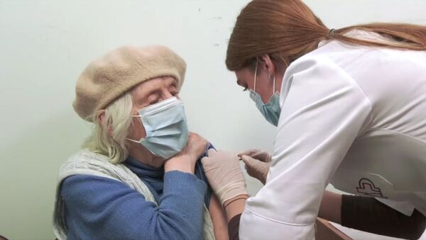 На видео показали вакцинацию пожилых людей в Вильнюсе - Sputnik Lietuva