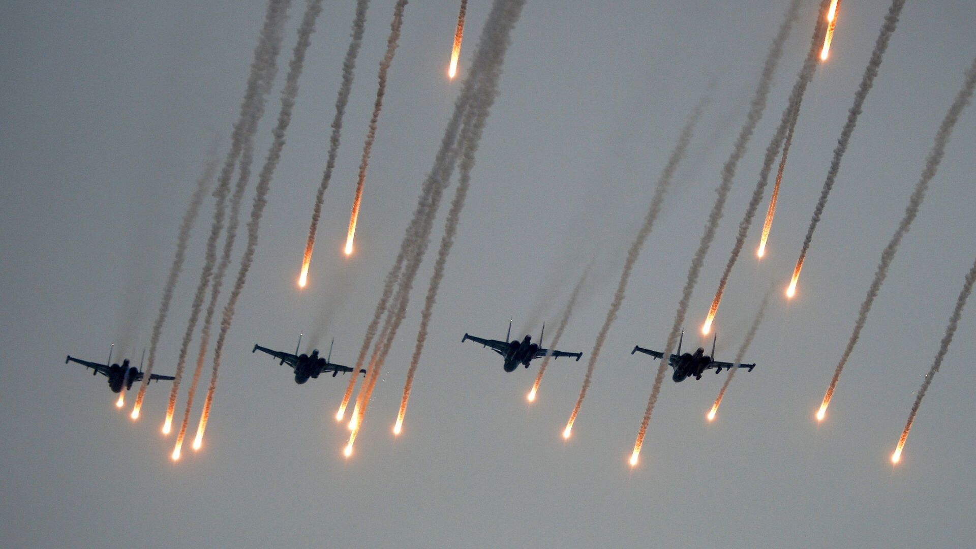 Lėktuvai danguje virš treniruočių aikštelės Minsko srityje - Sputnik Lietuva, 1920, 09.08.2021