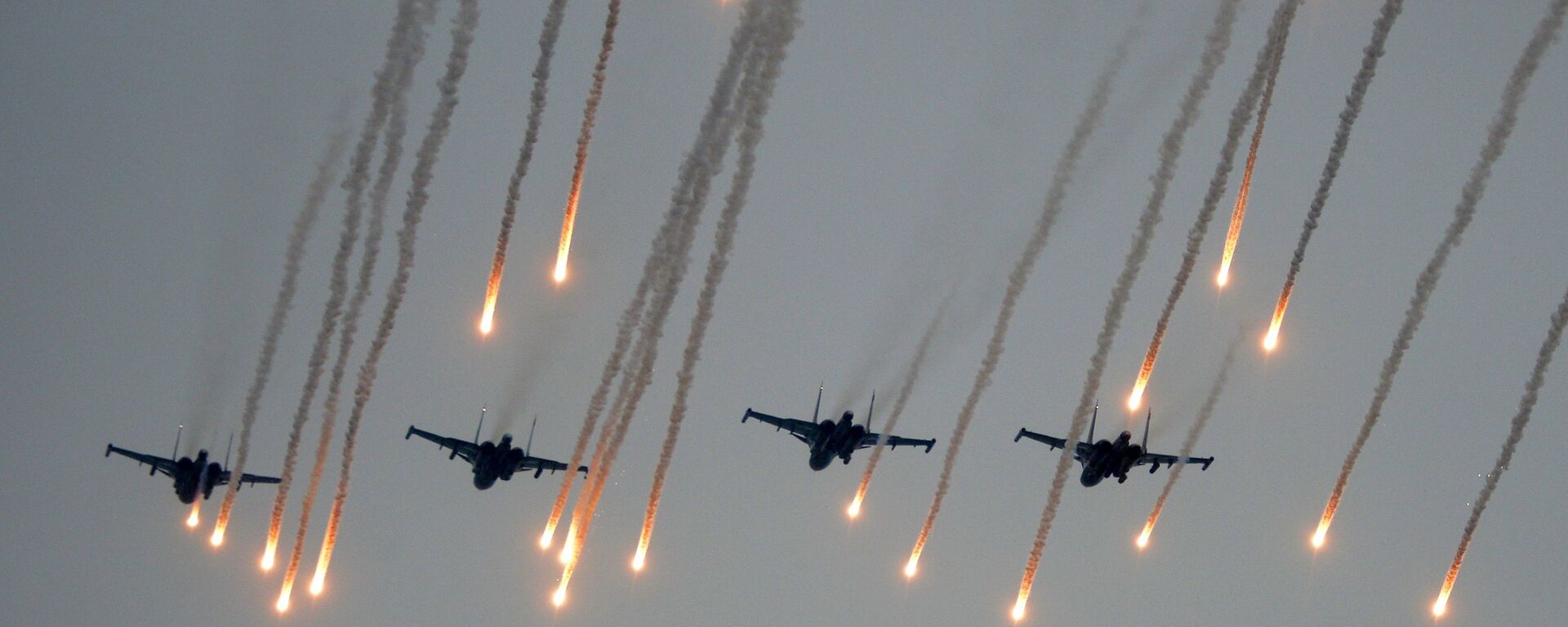 Lėktuvai danguje virš treniruočių aikštelės Minsko srityje - Sputnik Lietuva, 1920, 09.08.2021