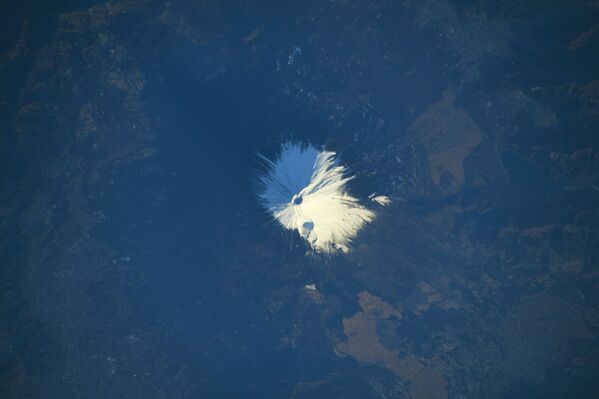 Заснеженная гора Фудзияма, снятая японским астронавтом Соити Ногути с МКС - Sputnik Литва