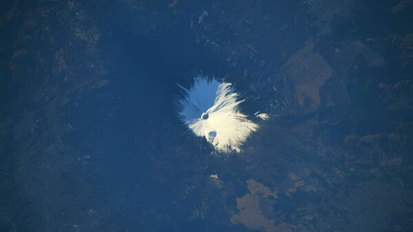 Заснеженная гора Фудзияма, снятая японским астронавтом Соити Ногути с МКС - Sputnik Lietuva