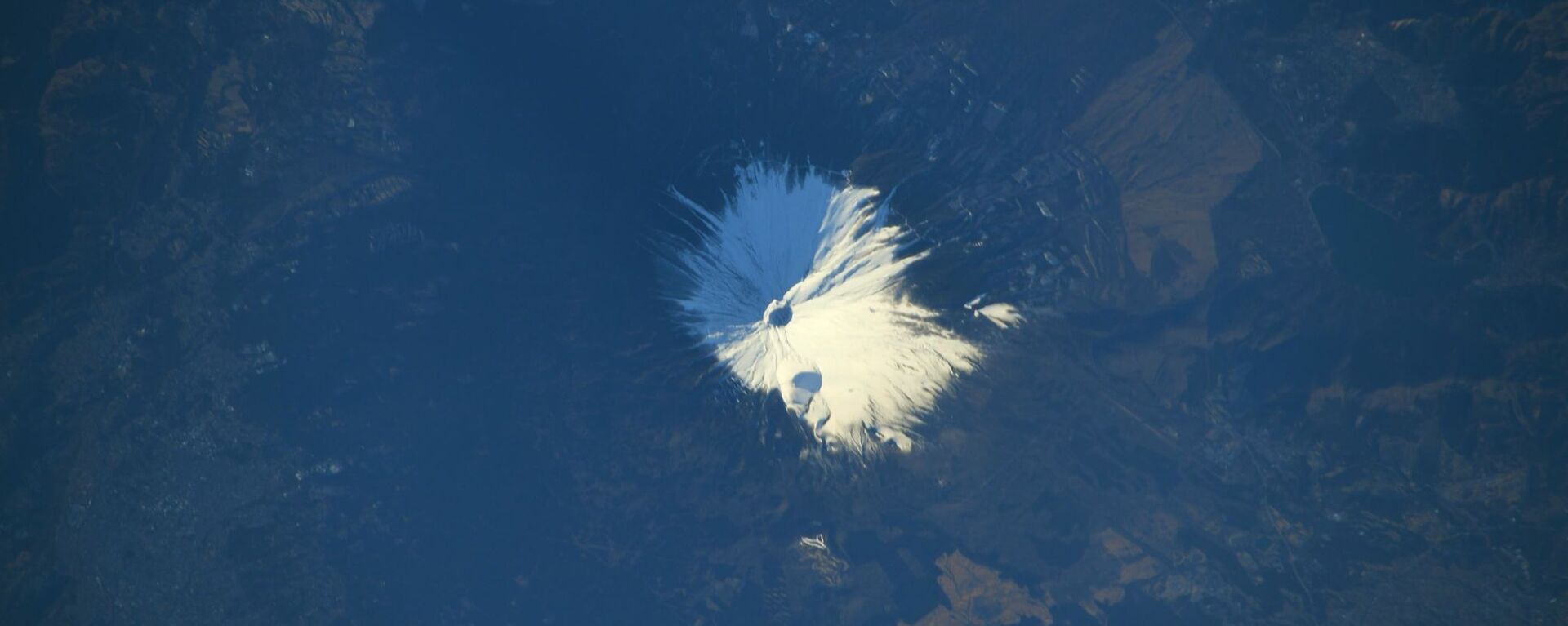 Заснеженная гора Фудзияма, снятая японским астронавтом Соити Ногути с МКС - Sputnik Lietuva, 1920, 22.02.2021