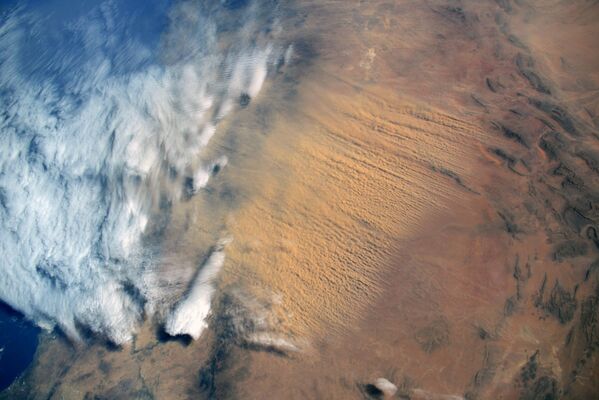 Песчаная буря, идущая из пустыни Сахара, снятая российским космонавтом Сергеем Кудь-Сверчковым с МКС - Sputnik Литва