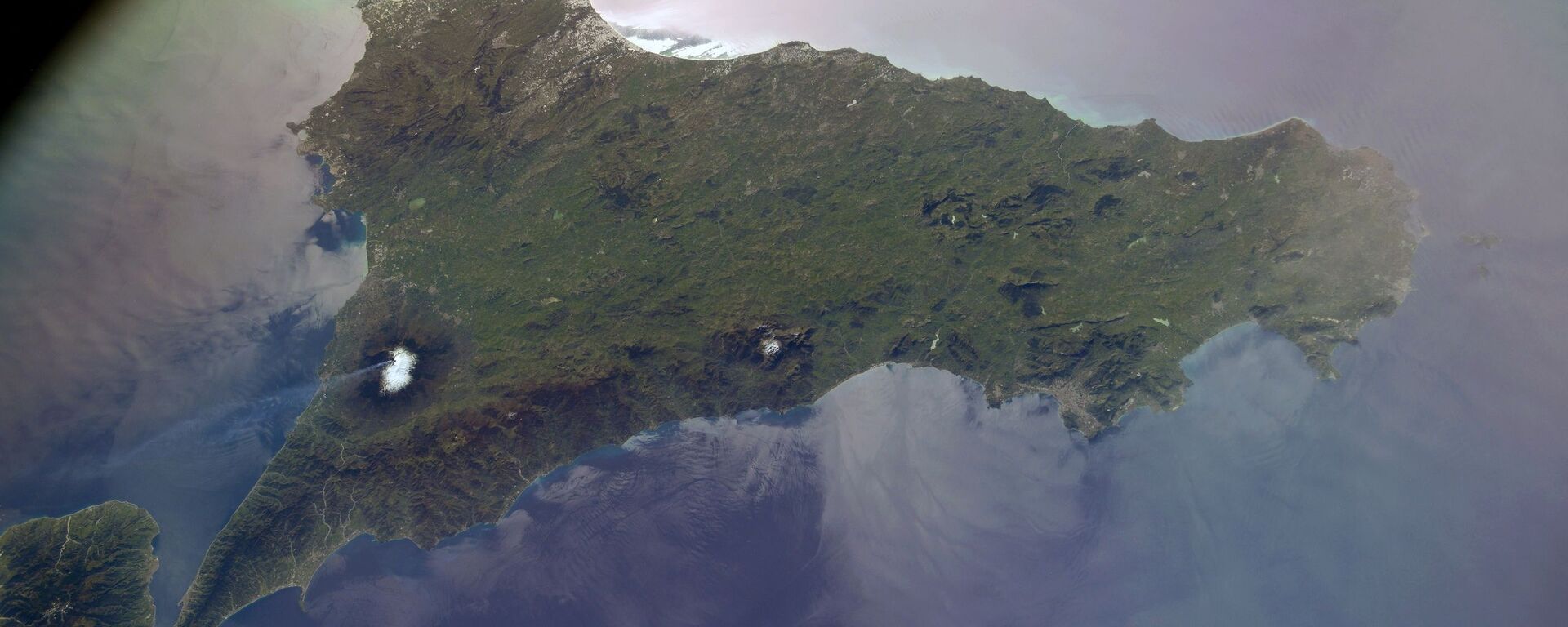 Вид из космоса на вулкан Этна на Сицилии, снятый российским космонавтом Сергеем Кудь-Сверчковым с МКС - Sputnik Lietuva, 1920, 22.05.2021