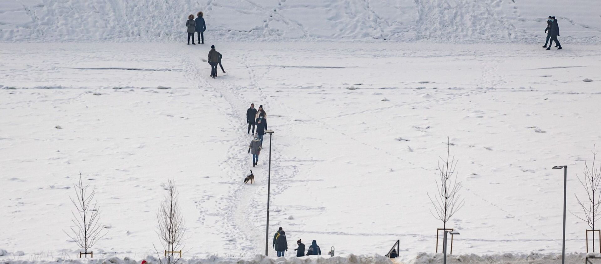 Люди ходят по льду замерзшей реки Нерис в Вильнюсе - Sputnik Литва, 1920, 19.02.2021