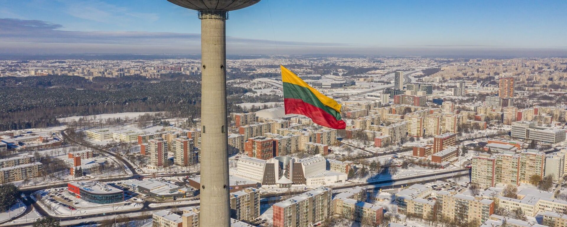 Вильнюсская телебашня с литовским флагом на фоне города - Sputnik Lietuva, 1920, 26.02.2021