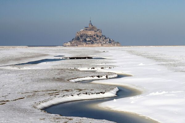 Вид на остров-крепость Мон-Сен-Мишель, Франция - Sputnik Lietuva