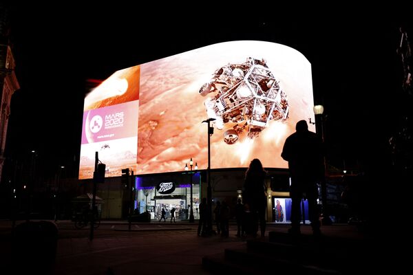 Посадка на Марс транслировалась в прямом эфире на экране Piccadilly Lights в центре Лондона - Sputnik Lietuva