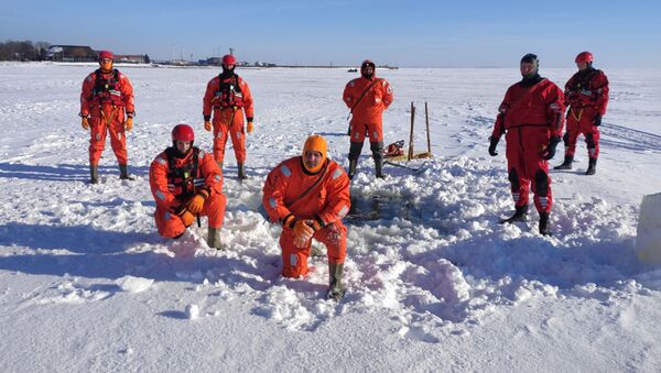 Пограничники, охраняющие границу с Россией в Куршском заливе, организовали учения по спасению утопающих - Sputnik Литва