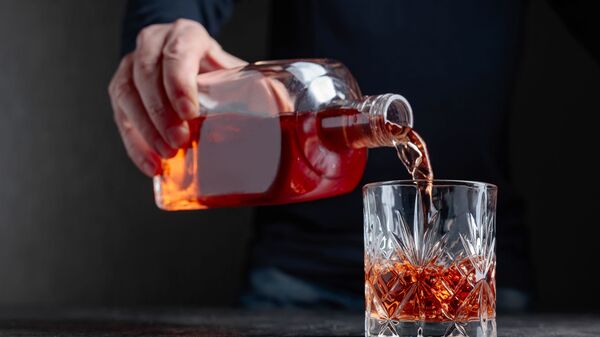 Бармен наливает из бутылки крепкий алкоголь - Sputnik Литва