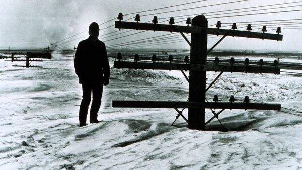 Мужчина на снегу после сильнейшей метели в Северной Дакоте, 1966 год - Sputnik Литва