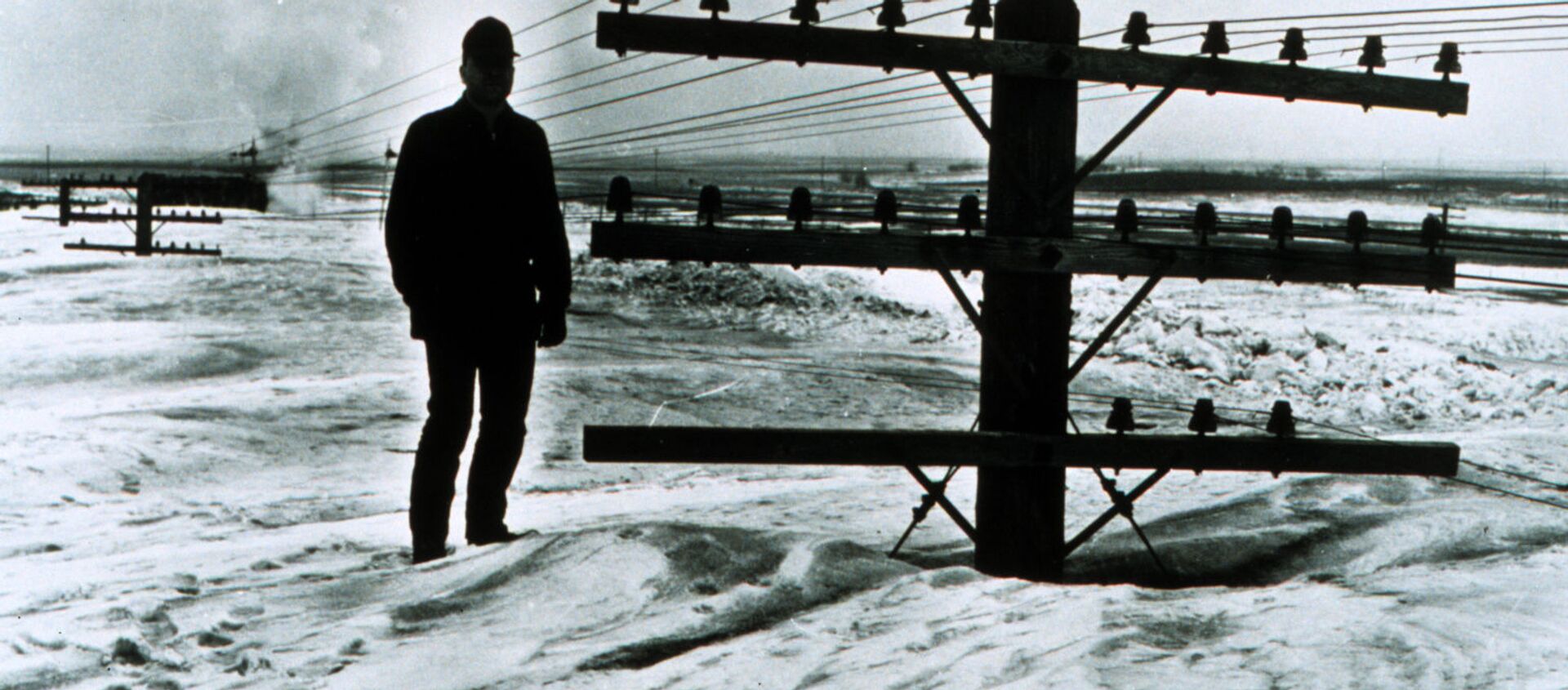 Мужчина на снегу после сильнейшей метели в Северной Дакоте, 1966 год - Sputnik Литва, 1920, 19.02.2021
