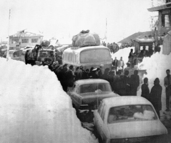 Переполненная улица после сильного снегопада в Тегеране. Иран, 1972 - Sputnik Литва