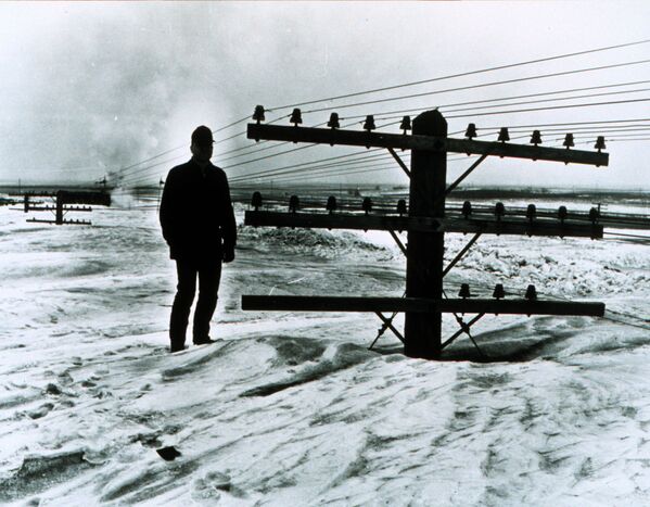 Мужчина на снегу после сильнейше метели в Северной Дакоте, 1966 год - Sputnik Литва