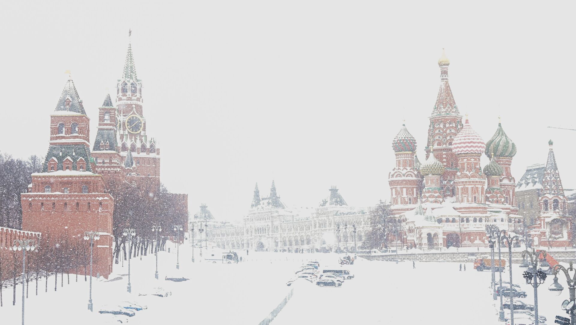 Собор Василия Блаженного и башни Московского Кремля во время снегопада - Sputnik Lietuva, 1920, 25.02.2021