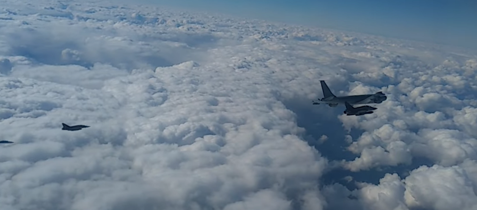 Перехват самолетов ВВС Франции российскими Су-27 попал на видео - Sputnik Lietuva, 1920, 20.02.2021