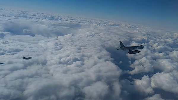 Перехват самолетов ВВС Франции российскими Су-27 попал на видео - Sputnik Литва