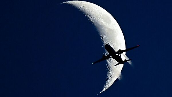 Самолет Boeing 737 на фоне растущей Луны - Sputnik Lietuva