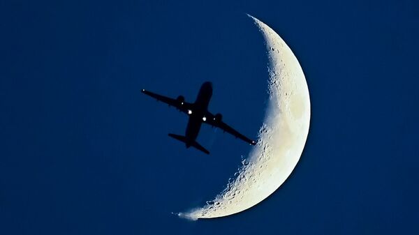 Самолет Airbus A320 на фоне растущей Луны - Sputnik Литва