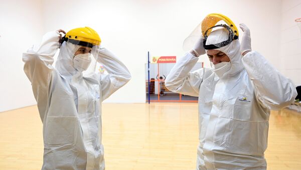 Польские медики надевают защитные маски против коронавируса - Sputnik Литва