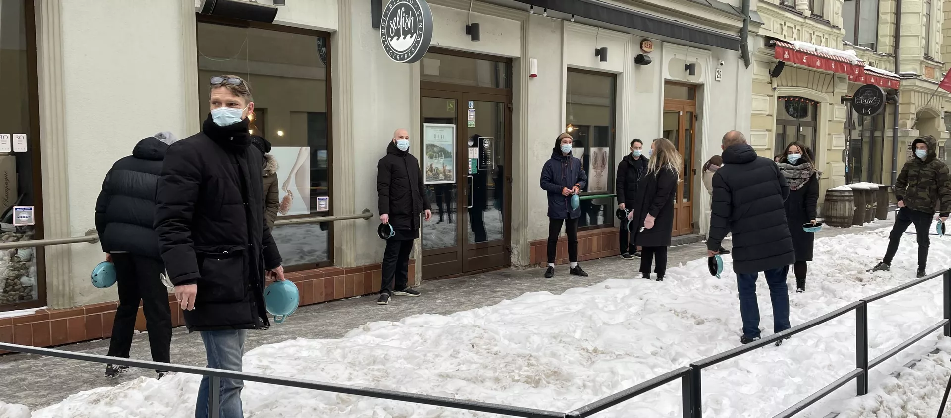 Акция протеста владельцев и сотрудников закрытых на фоне пандемии баров, ресторанов и ночных клубов в Вильнюсе - Sputnik Lietuva, 1920, 20.02.2021