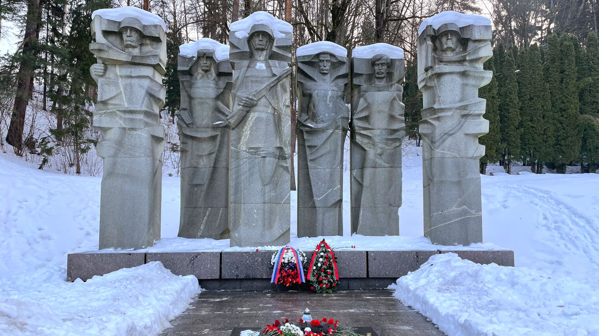 Церемония возложения цветов к могилам советских воинов в Вильнюсе - Sputnik Литва, 1920, 02.12.2022