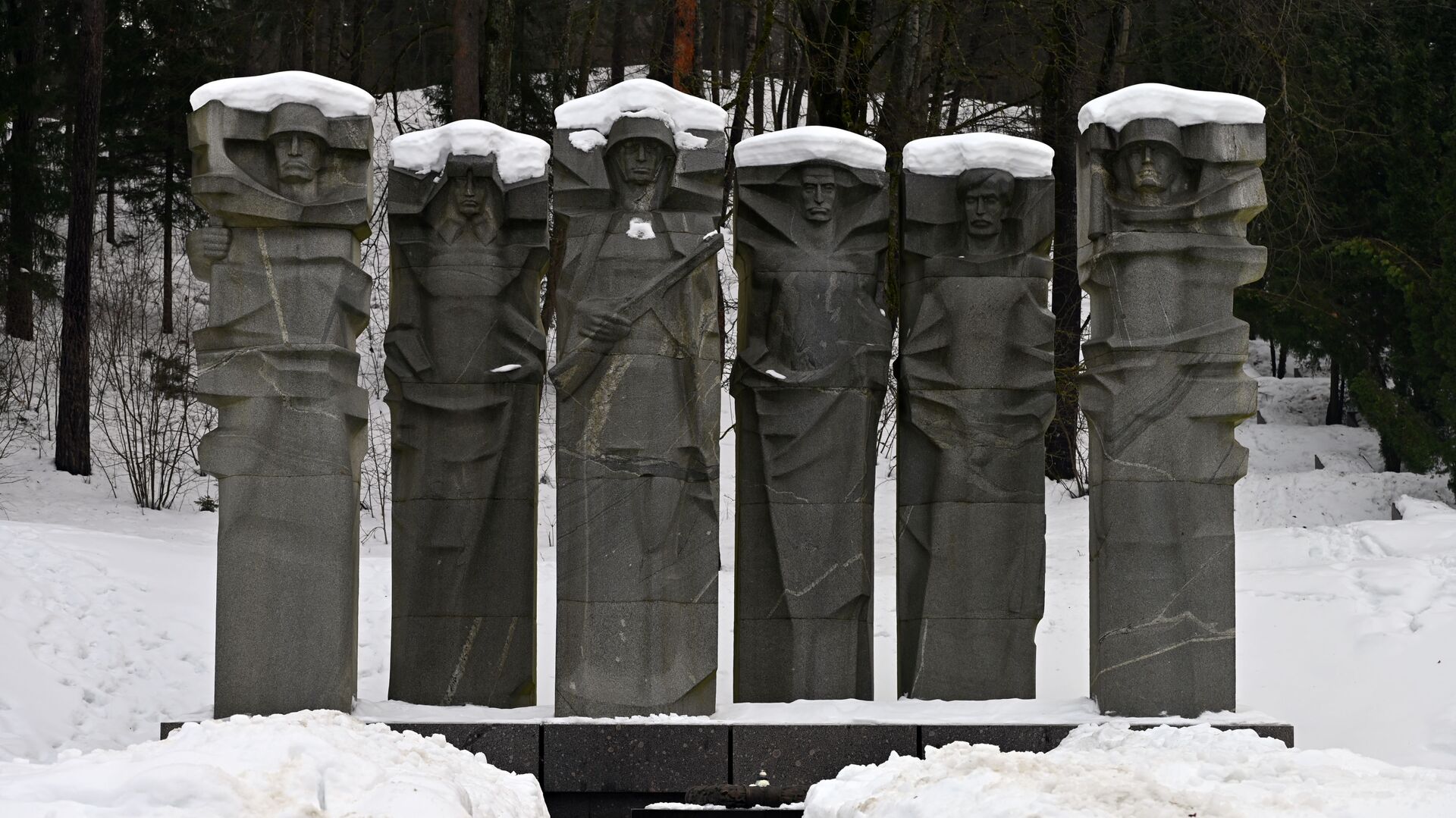 Памятник советским воинам на Антакальнисском кладбище в Вильнюсе - Sputnik Литва, 1920, 30.11.2022