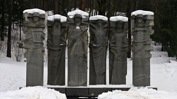 Памятник советским воинам на Антакальнисском кладбище в Вильнюсе - Sputnik Литва