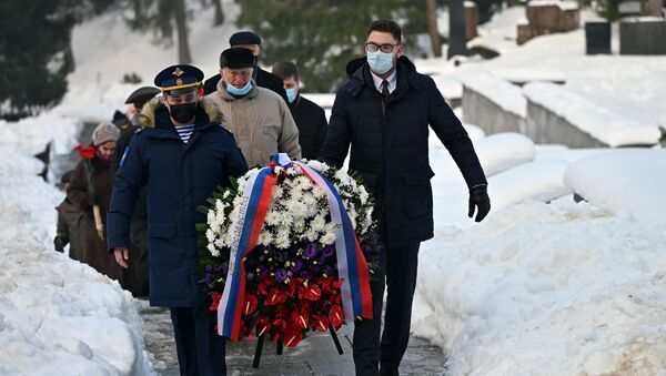 Работники дипломатических миссий несут венки к памятнику на Антакальнисском кладбище - Sputnik Литва