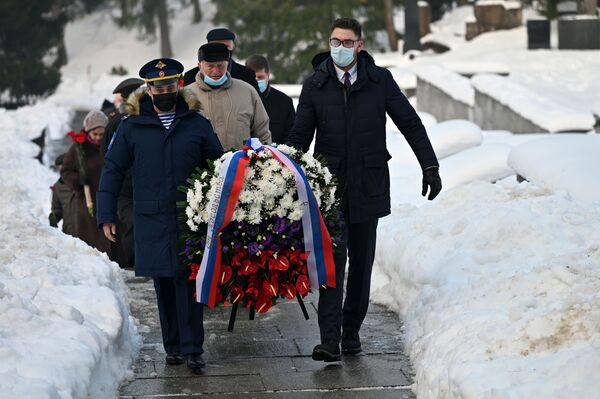 Работники дипломатических миссий несут венки к памятнику на Антакальнисском кладбище - Sputnik Lietuva