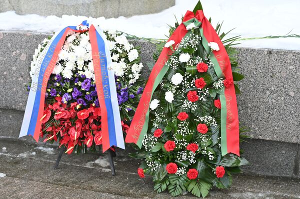 Церемония возложения цветов к могилам советских воинов на Антакальнисском кладбище в Вильнюсе - Sputnik Lietuva