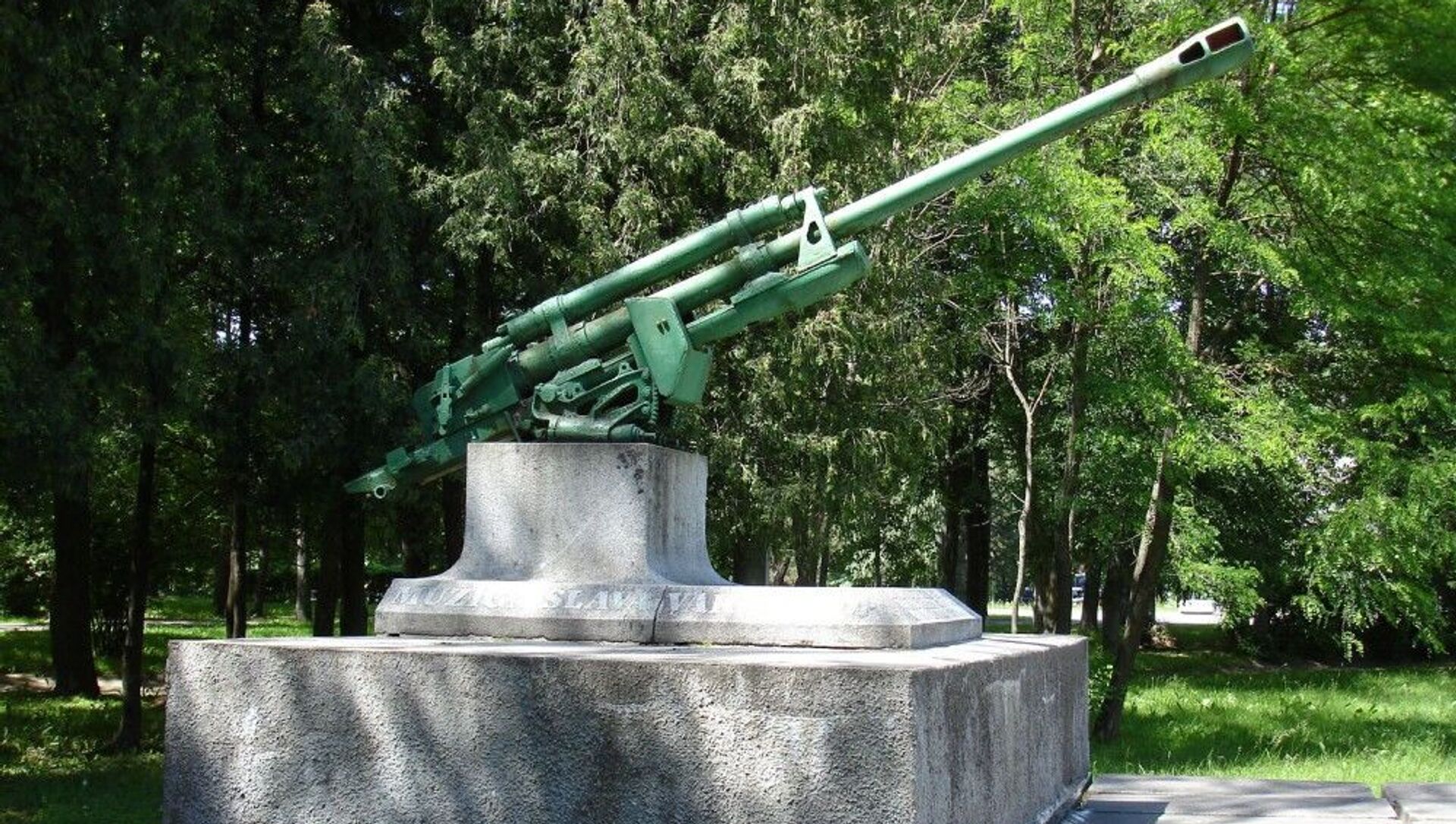 Памятник на воинской братской могиле в Екабпилсе - Sputnik Lietuva, 1920, 24.02.2021