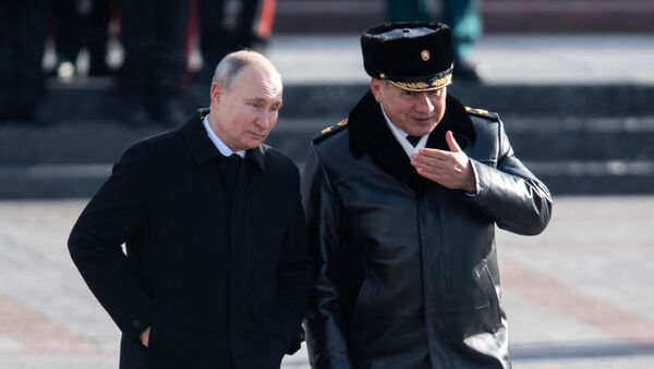 Президент РФ Владимир Путин (слева) и министр обороны России Сергей Шойгу (справа) - Sputnik Литва