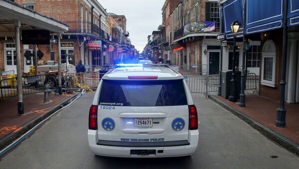 Автомобиль Департамента полиции Нового Орленана блокирует Бурбон-стрит - Sputnik Lietuva
