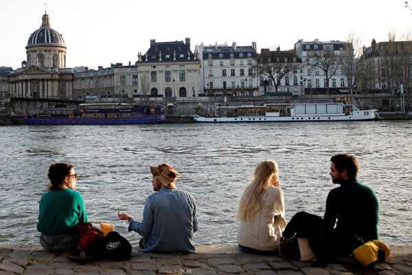 Люди наслаждаются солнечной и теплой погодой на берегу реки Сены в Париже - Sputnik Lietuva